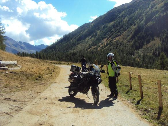 Un motociclista ed un montagnard al termine della Zwischbergental